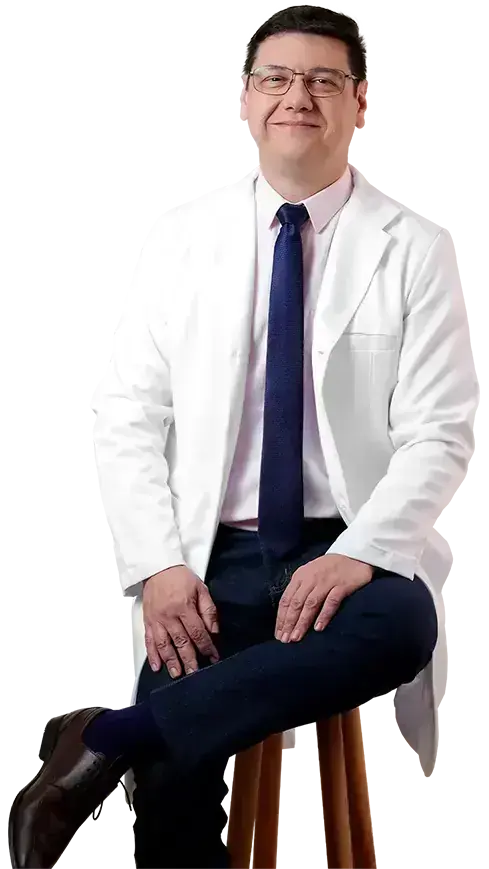 Dr. Marcelo Corvino Nogueira, médico ortopedista de joelho, no consultório da Asa Norte